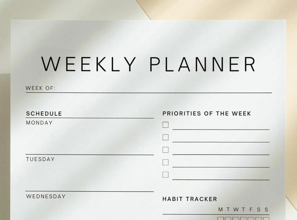 Minimalist weekly holiday schedule with marked long weekends